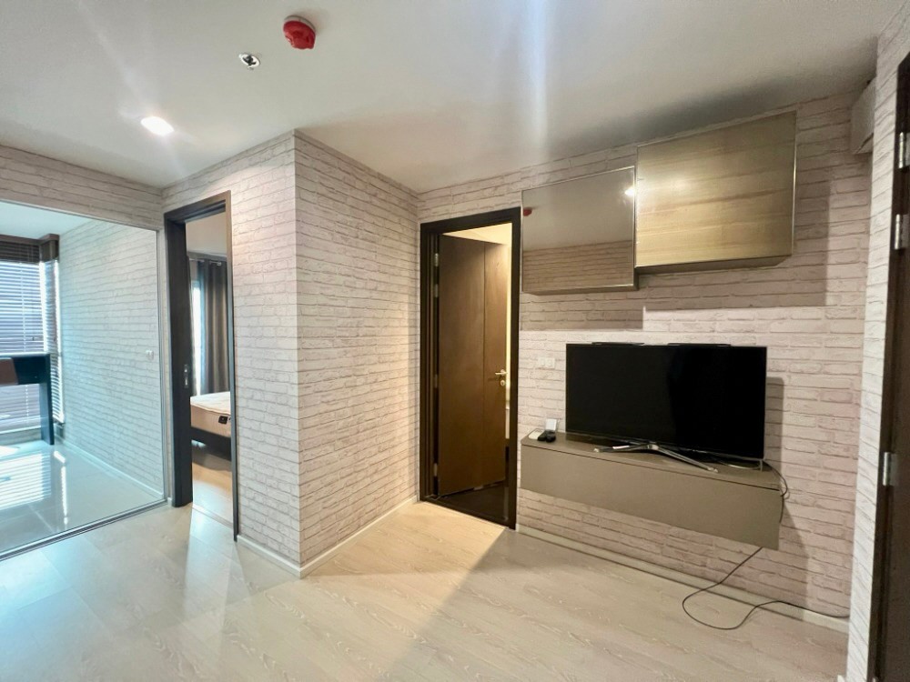 For SaleCondoSathorn, Narathiwat : ( UL2411201 ) Urgent Sale!!! Tel/Line 096-2479369 , Sale with tenant Rhythm Sathorn - Narathiwas , 1 bedroom, 38 Sq.M., high floor, furnished, Special Deal!!✨✨