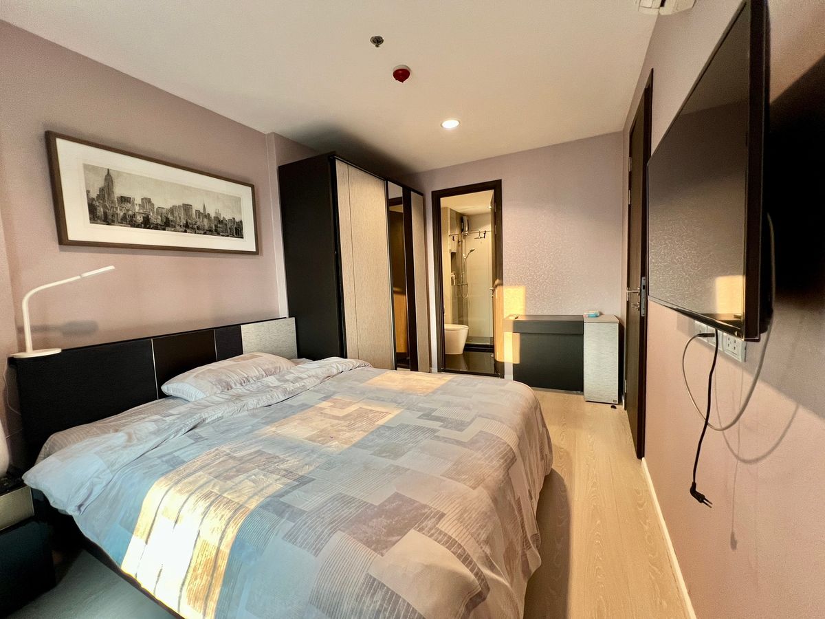 For SaleCondoSathorn, Narathiwat : ( UL2411201 ) Urgent Sale!!! Tel/Line 096-2479369 , Sale with tenant Rhythm Sathorn - Narathiwas , 1 bedroom, 38 Sq.M., high floor, furnished, Special Deal!!✨✨