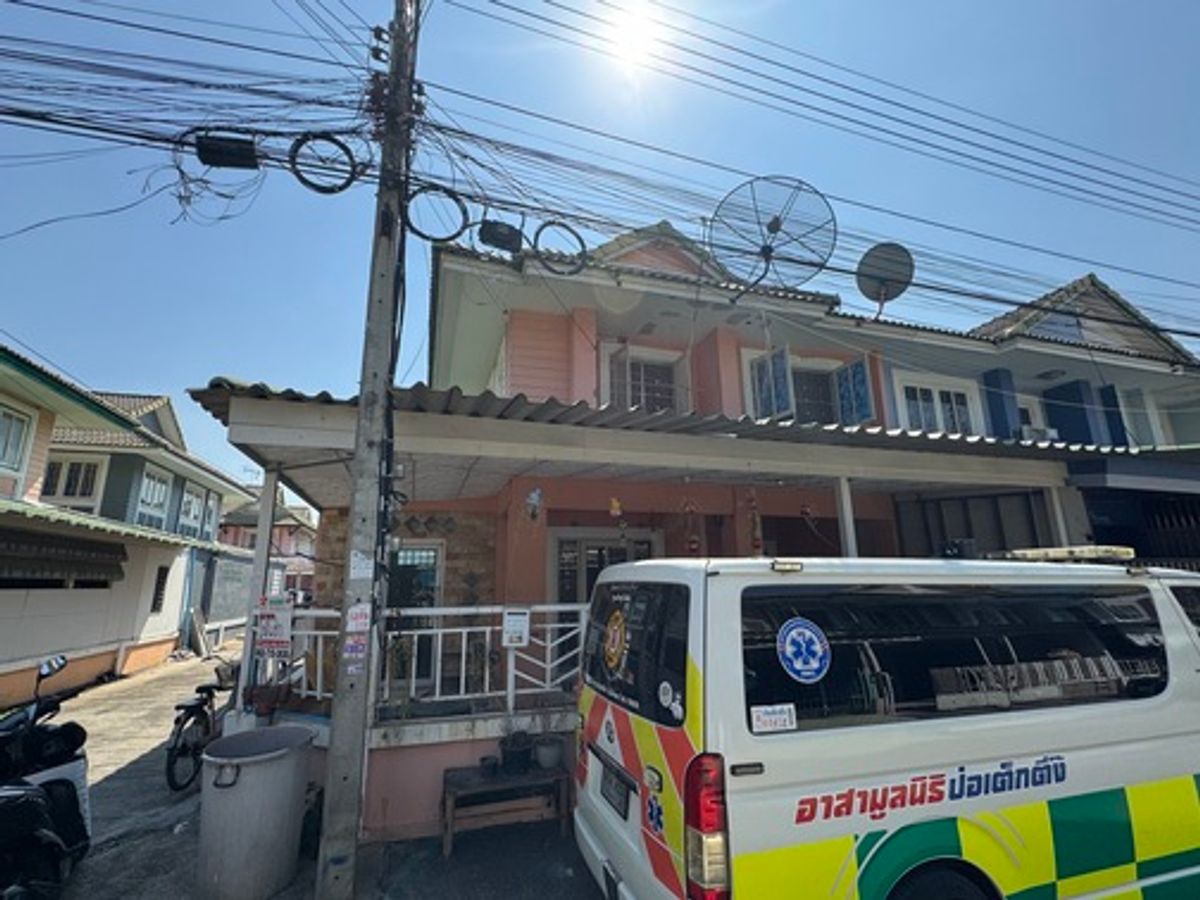 For RentTownhomePathum Thani,Rangsit, Thammasat : For rent: 2-storey townhouse, corner house, 25.4 sq.w., Pruksa Village 13, Khlong Sam Road, house has 3 bedrooms, 2 bathrooms.