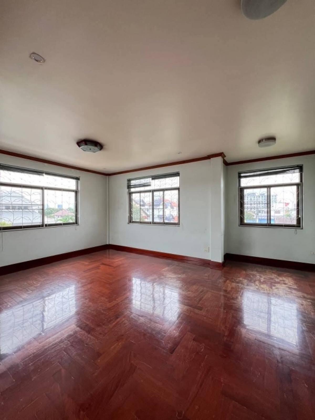 ให้เช่าบ้านลาดพร้าว101 แฮปปี้แลนด์ : ขายและให้เช่าบ้านเดี่ยว 3 ชั้น ลาดพร้าว 93 เหมาะทำออฟฟิศ โฮมออฟฟิศ หรือสตูดิโอไลฟ์สด จดทะเบียนบริษัทได้