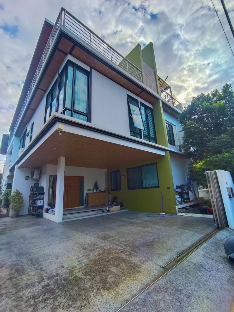 For SaleHouseRama9, Petchburi, RCA : B6805 3-storey detached house, self-built on vacant land, opposite The Nine Rama 9