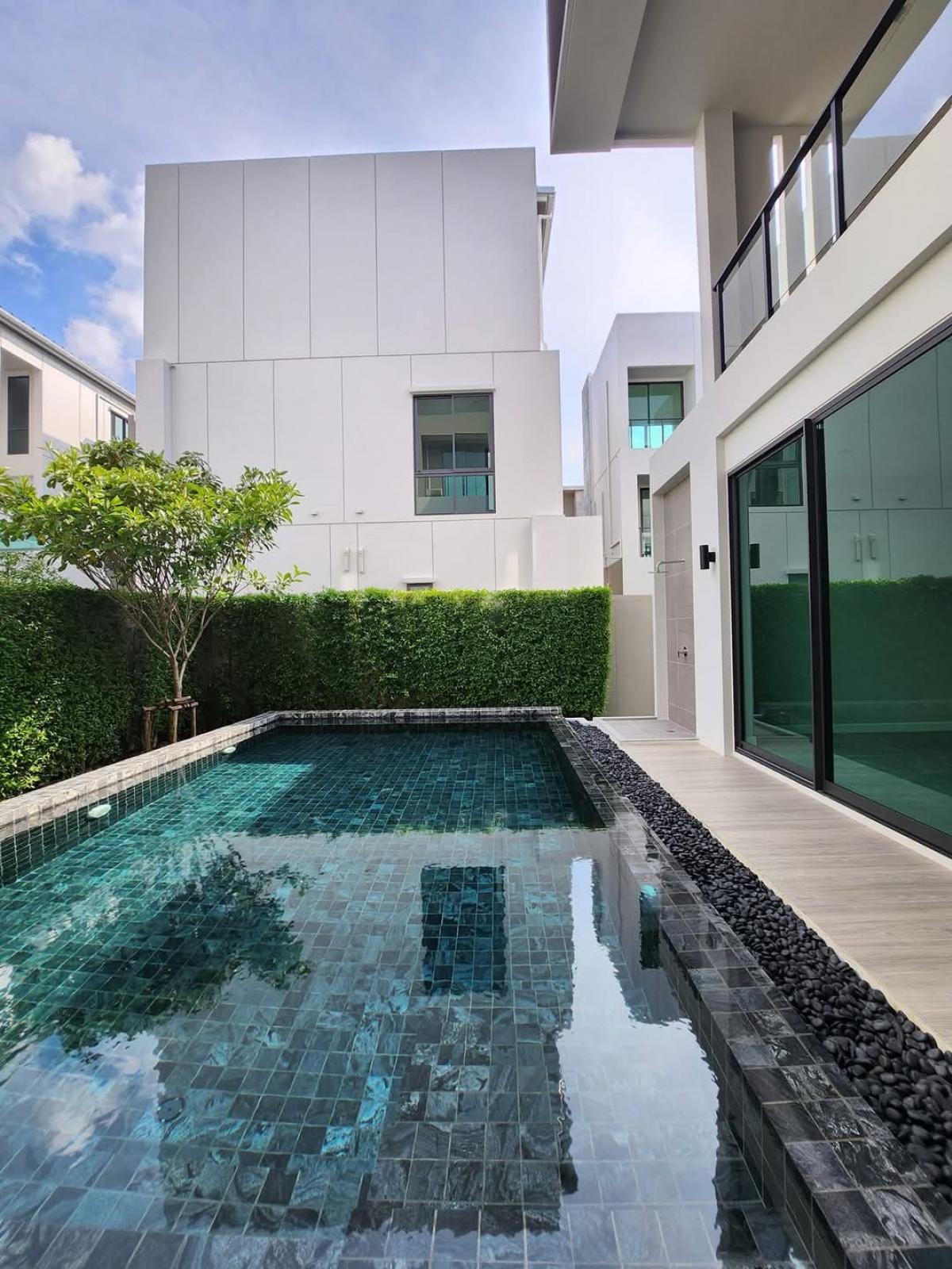For SaleHouseLadkrabang, Suwannaphum Airport : 🚩𝗧𝗛𝗘 𝗢𝗡𝗘 𝗦𝗜𝗚𝗡𝗔𝗧𝗨𝗥𝗘 𝗕𝗔𝗡𝗚𝗡𝗔 - 𝗥𝗔𝗠𝗔 𝟵 3-storey pool villa and garden villa with private elevator