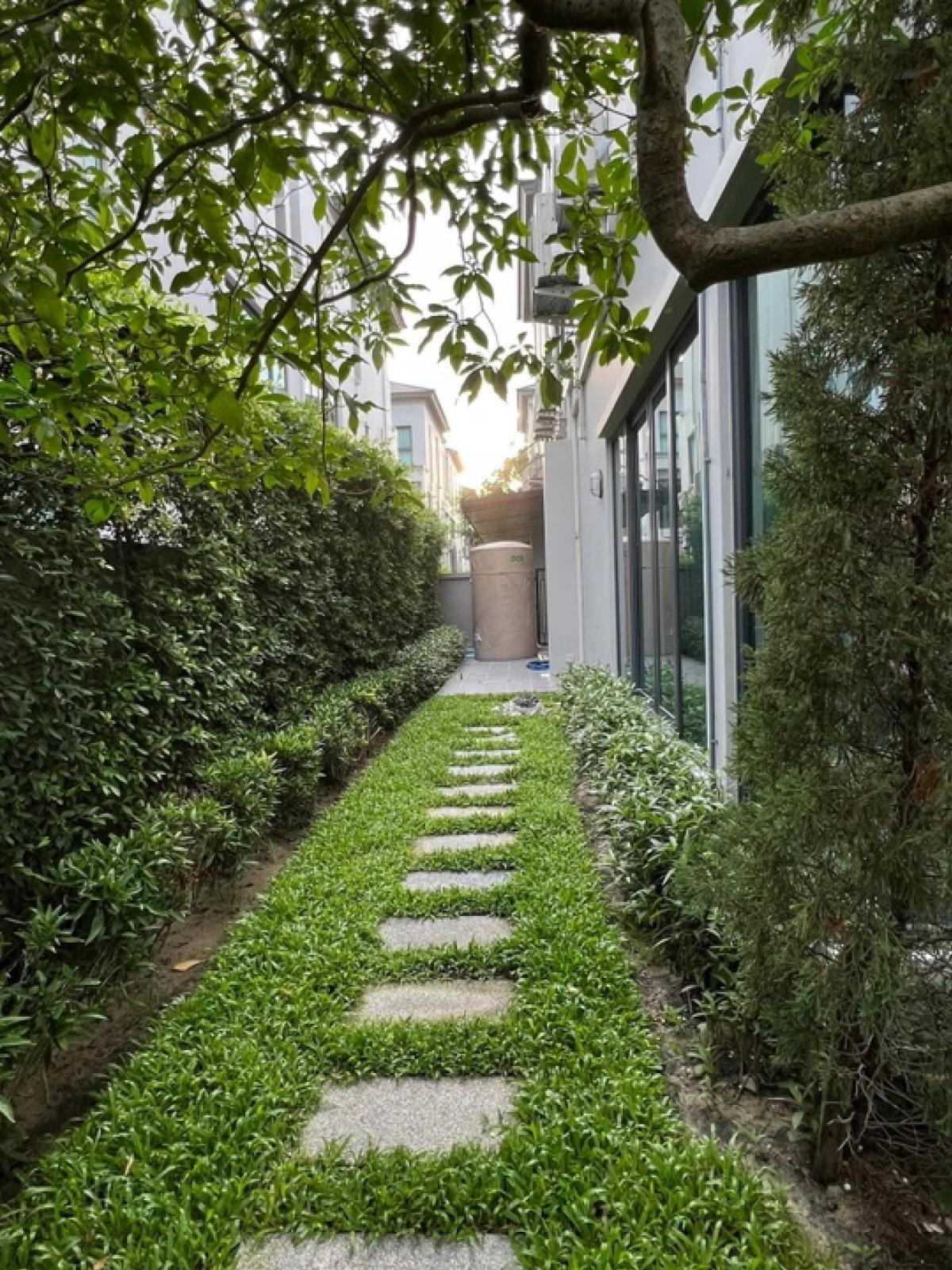 For SalePattanakan, Srinakarin : 📢👇 THE SONNE Srinakarin-Bangna is conveniently accessible with a location that is accessible to all types of travel, connecting to the city center, including Srinakarin Road, Bangna-Trad Road, and On Nut Road.