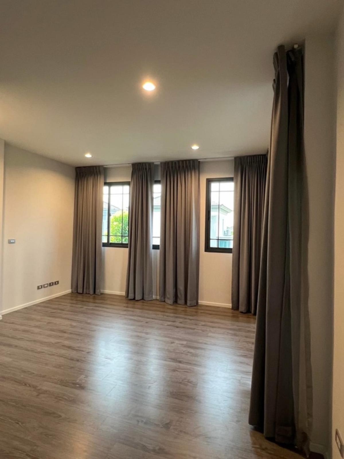 For SalePattanakan, Srinakarin : 📢👇 THE SONNE Srinakarin-Bangna is conveniently accessible with a location that is accessible to all types of travel, connecting to the city center, including Srinakarin Road, Bangna-Trad Road, and On Nut Road.