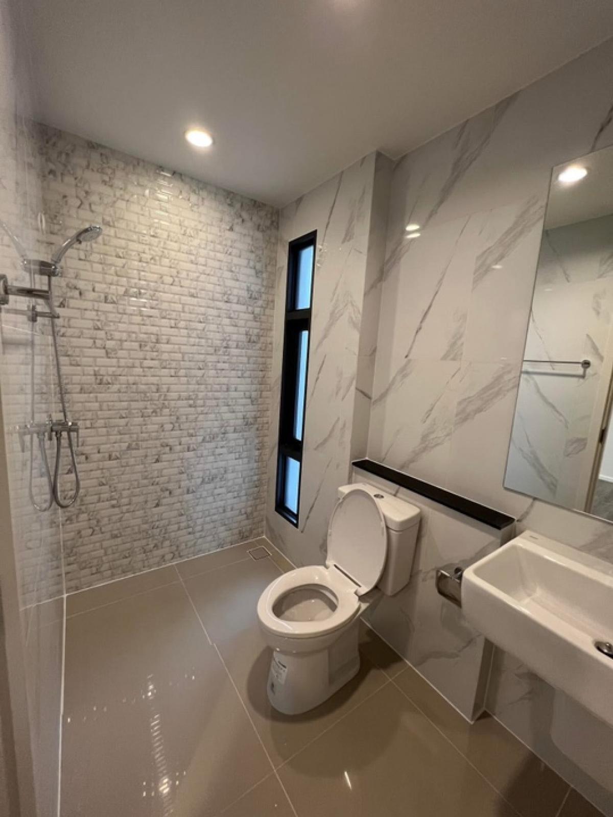 For SalePattanakan, Srinakarin : 📢👇 THE SONNE Srinakarin-Bangna is conveniently accessible with a location that is accessible to all types of travel, connecting to the city center, including Srinakarin Road, Bangna-Trad Road, and On Nut Road.