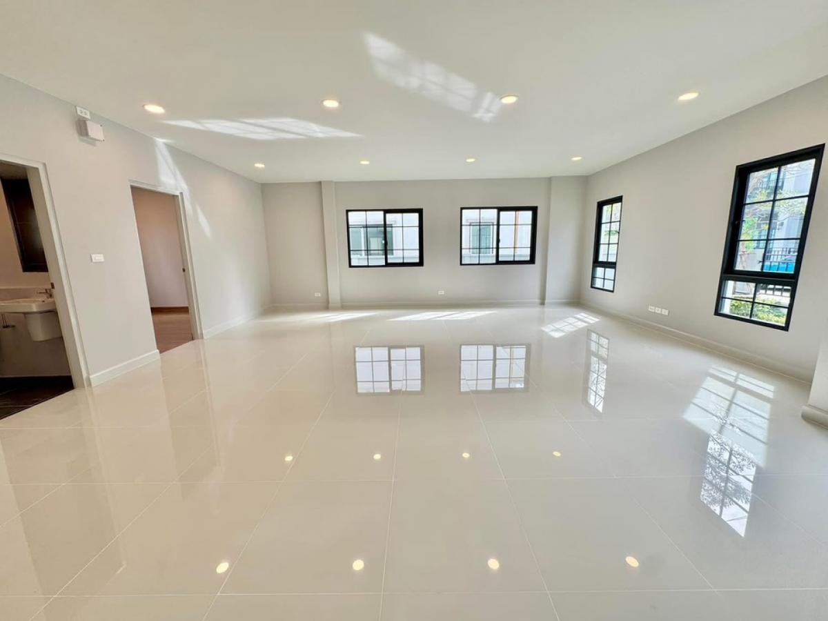 ขายบ้านบางนา แบริ่ง ลาซาล : ขาย Centro Bangna ขนาด 230 Sq.m 4 bed 4 bath เพียง 10.9 MB ติดต่อ 086-795-9997