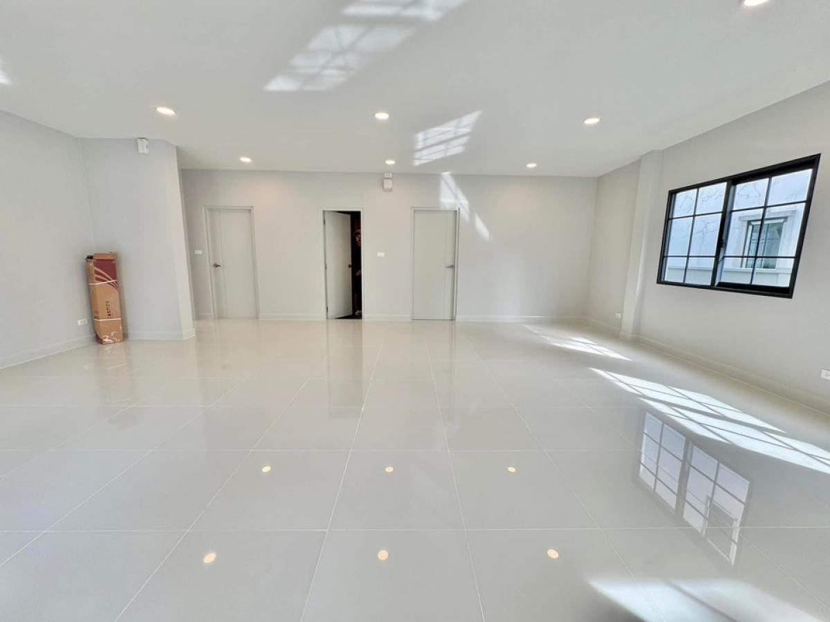 ขายบ้านบางนา แบริ่ง ลาซาล : ขาย Centro Bangna ขนาด 230 Sq.m 4 bed 4 bath เพียง 10.9 MB ติดต่อ 086-795-9997