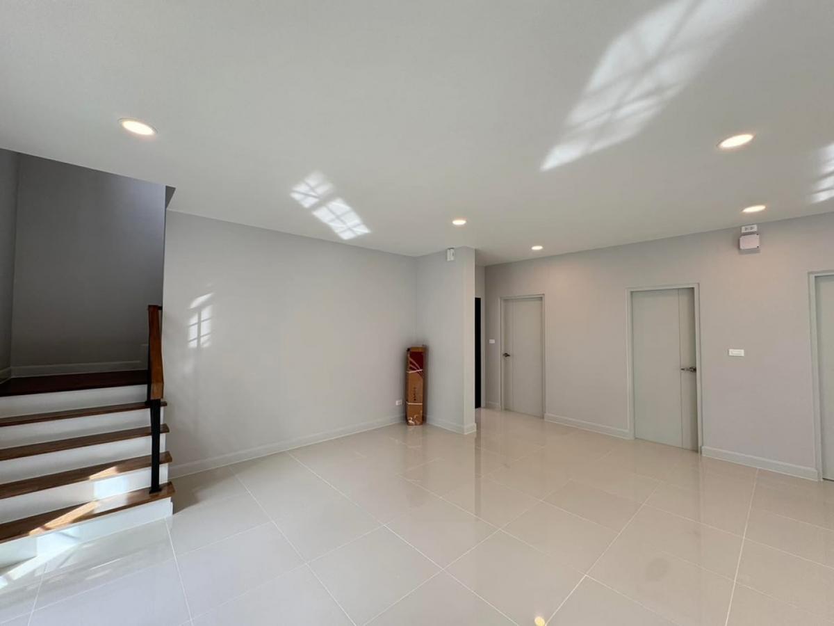 ขายบ้านบางนา แบริ่ง ลาซาล : ขาย Centro Bangna ขนาด 230 Sq.m 4 bed 4 bath เพียง 10.9 MB ติดต่อ 086-795-9997