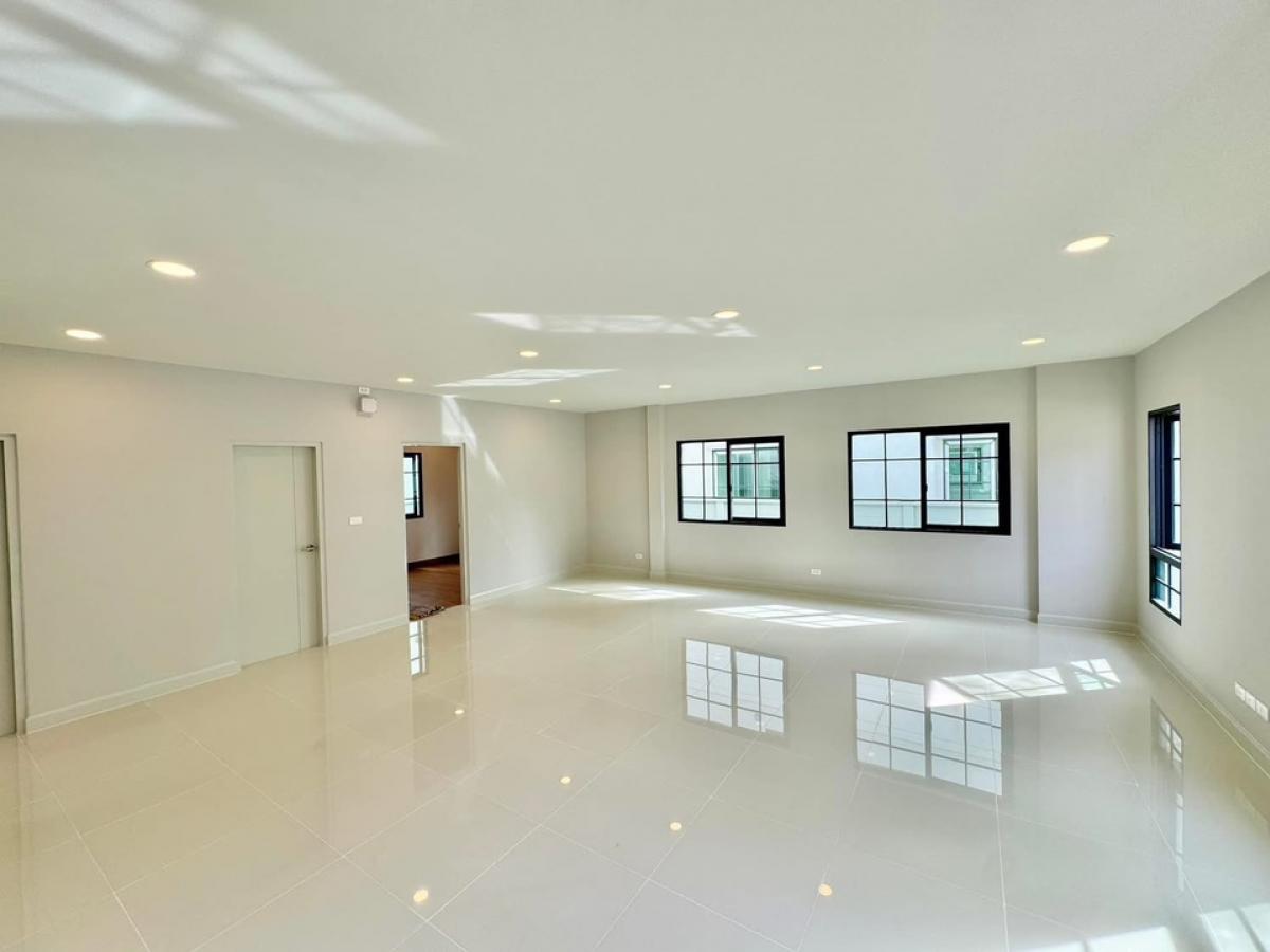 ขายบ้านบางนา แบริ่ง ลาซาล : ขาย Centro Bangna ขนาด 230 Sq.m 4 bed 4 bath เพียง 10.9 MB ติดต่อ 086-795-9997