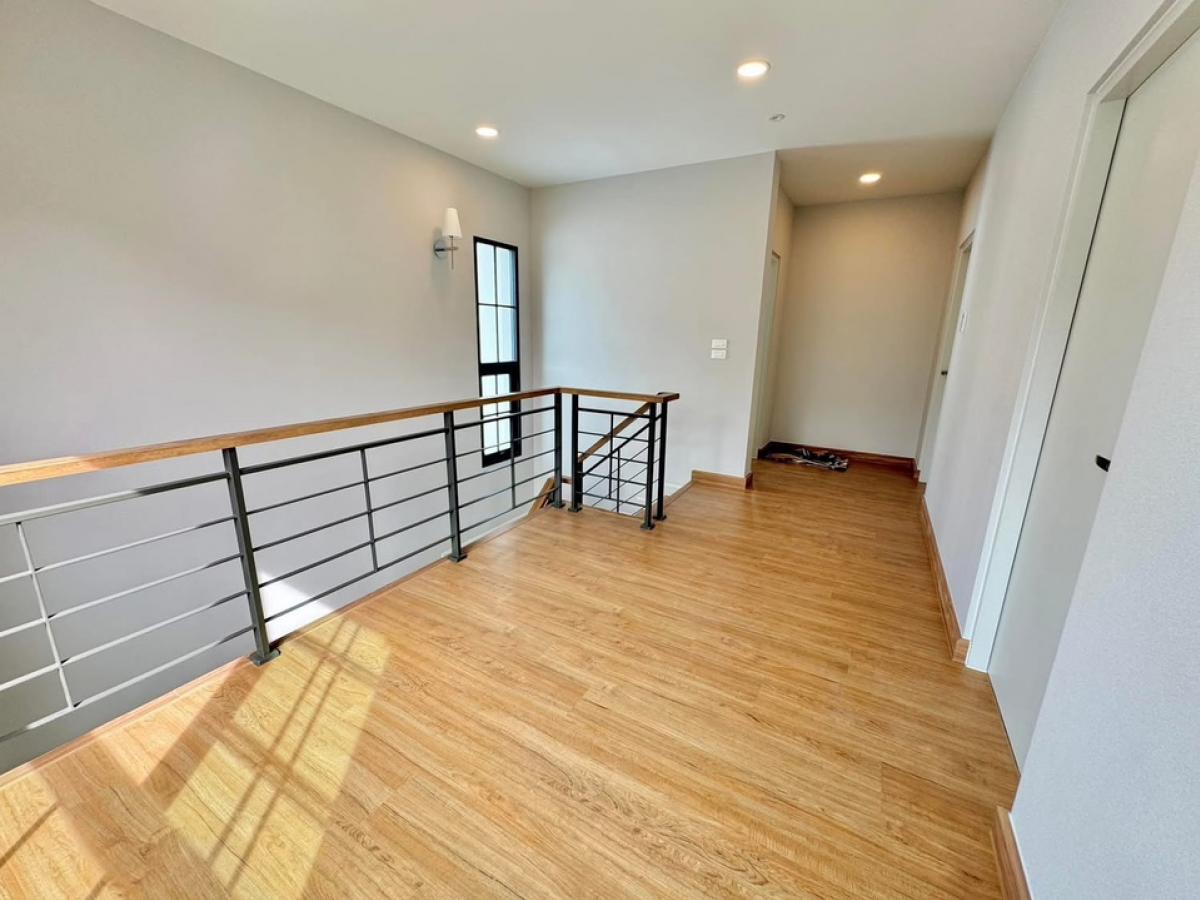 ขายบ้านบางนา แบริ่ง ลาซาล : ขาย Centro Bangna ขนาด 230 Sq.m 4 bed 4 bath เพียง 10.9 MB ติดต่อ 086-795-9997