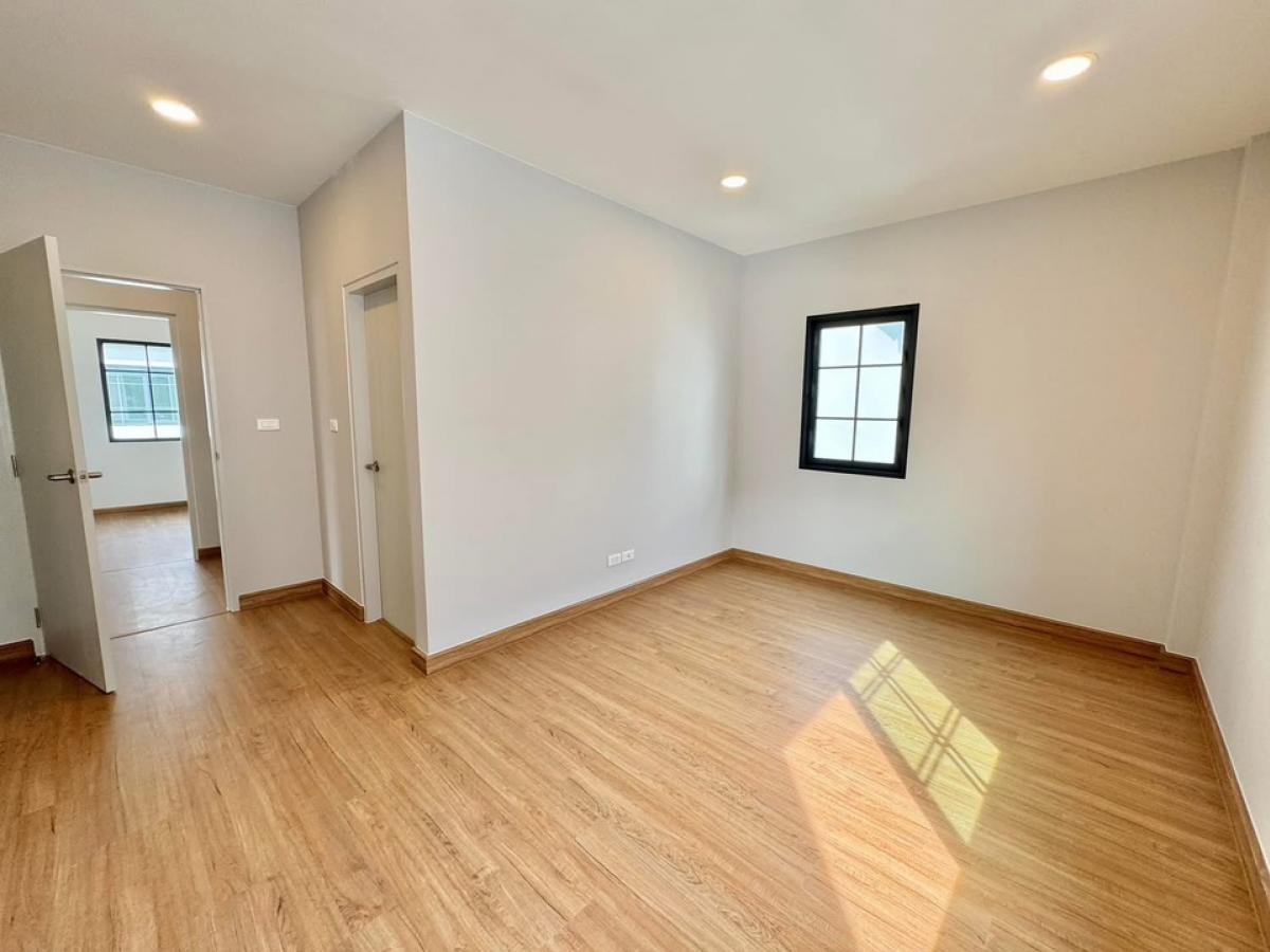 ขายบ้านบางนา แบริ่ง ลาซาล : ขาย Centro Bangna ขนาด 230 Sq.m 4 bed 4 bath เพียง 10.9 MB ติดต่อ 086-795-9997