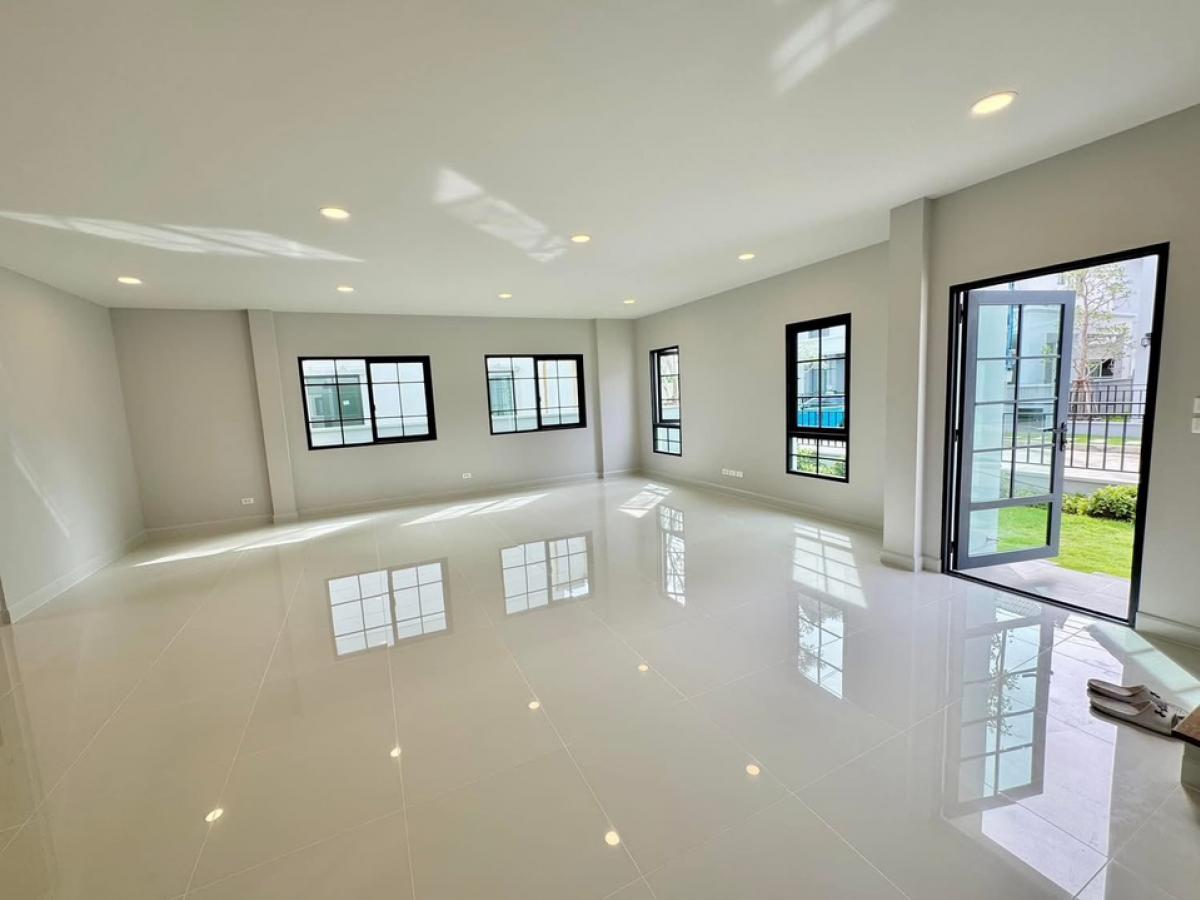 ขายบ้านบางนา แบริ่ง ลาซาล : ขาย Centro Bangna ขนาด 230 Sq.m 4 bed 4 bath เพียง 10.9 MB ติดต่อ 086-795-9997