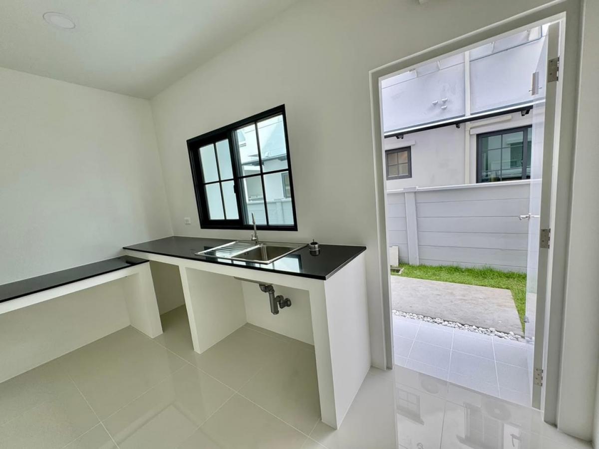 ขายบ้านบางนา แบริ่ง ลาซาล : ขาย Centro Bangna ขนาด 230 Sq.m 4 bed 4 bath เพียง 10.9 MB ติดต่อ 086-795-9997