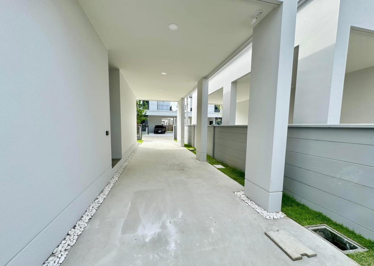 ขายบ้านบางนา แบริ่ง ลาซาล : ขาย Centro Bangna ขนาด 230 Sq.m 4 bed 4 bath เพียง 10.9 MB ติดต่อ 086-795-9997