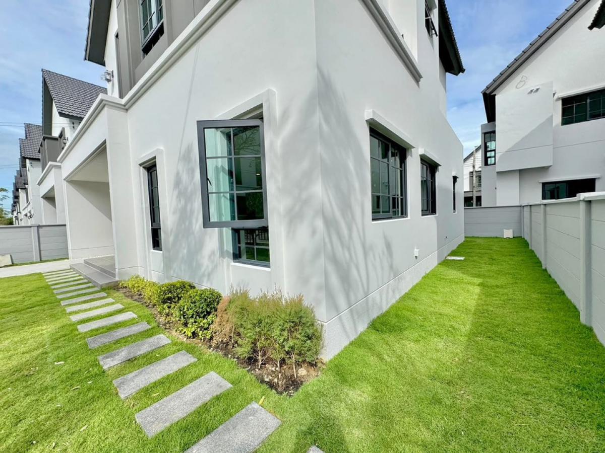 ขายบ้านบางนา แบริ่ง ลาซาล : ขาย Centro Bangna ขนาด 230 Sq.m 4 bed 4 bath เพียง 10.9 MB ติดต่อ 086-795-9997