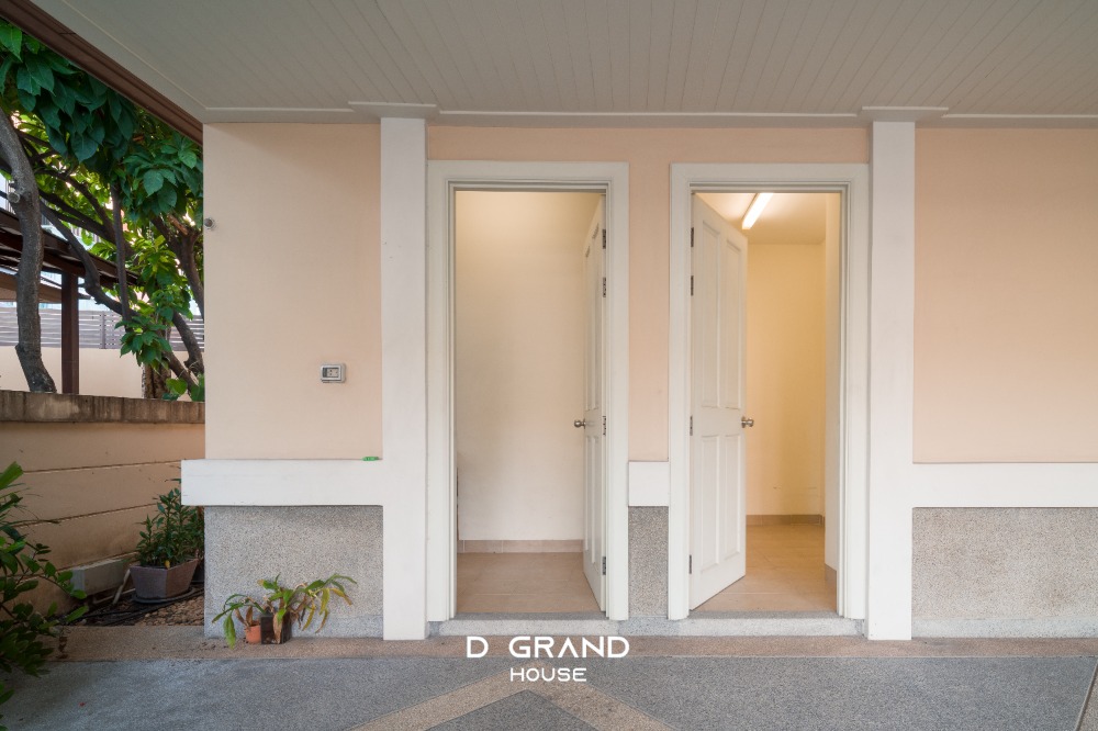 For RentHouseOnnut, Udomsuk : For Rent: Sansiri Village Sukhumvit 67, a super luxury home in the heart of the city, Soi Sukhumvit 67, a luxury home on a large plot of land on Sukhumvit Road.