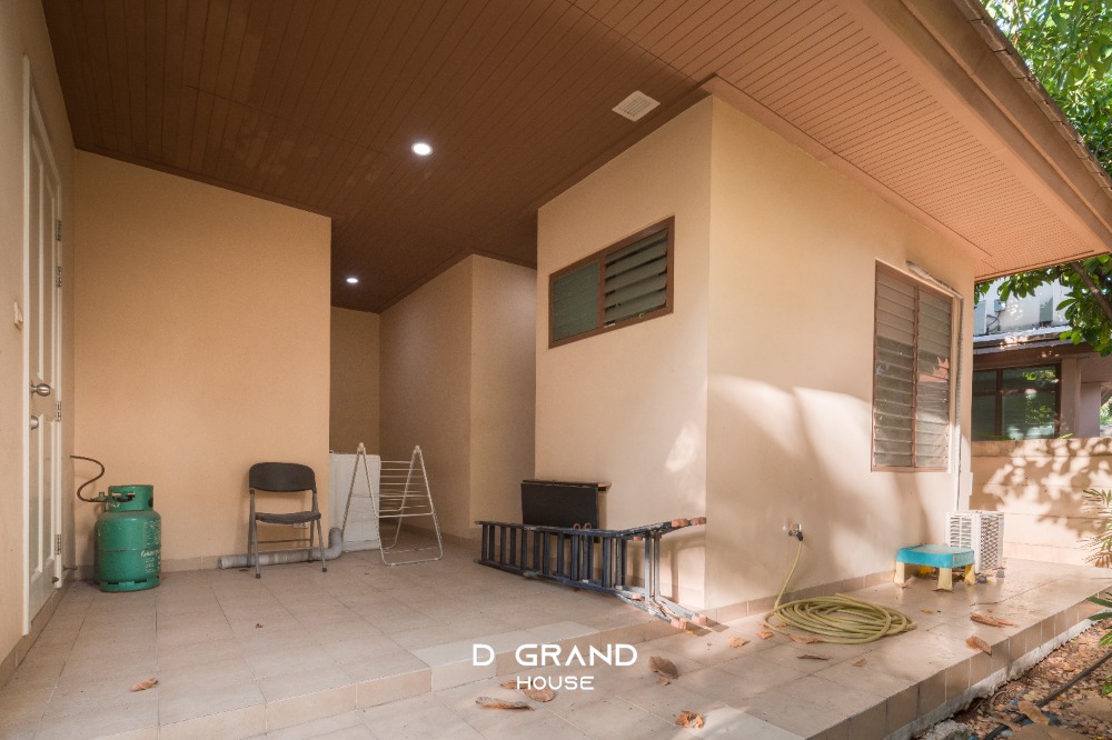 For RentHouseOnnut, Udomsuk : For Rent: Sansiri Village Sukhumvit 67, a super luxury home in the heart of the city, Soi Sukhumvit 67, a luxury home on a large plot of land on Sukhumvit Road.