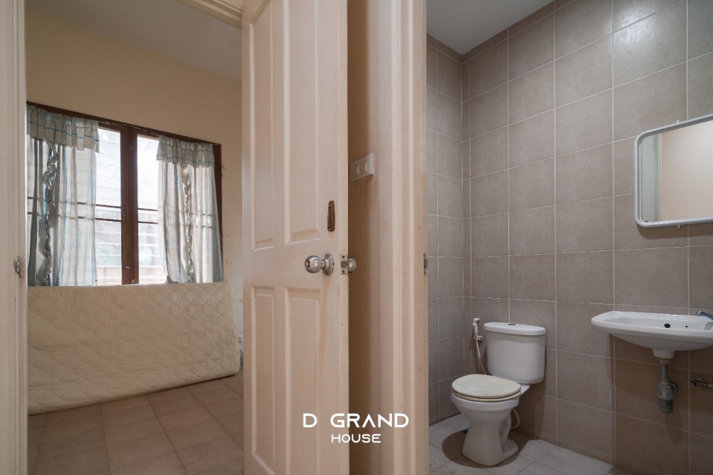 For RentHouseOnnut, Udomsuk : For Rent: Sansiri Village Sukhumvit 67, a super luxury home in the heart of the city, Soi Sukhumvit 67, a luxury home on a large plot of land on Sukhumvit Road.