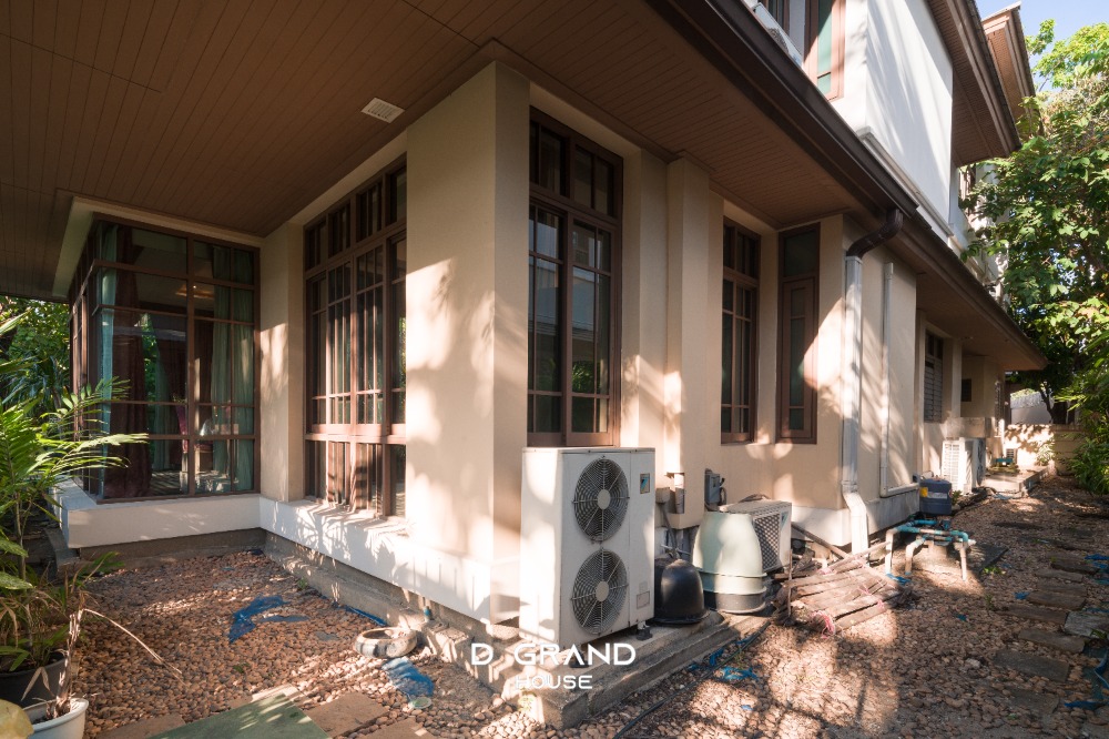 For RentHouseOnnut, Udomsuk : For Rent: Sansiri Village Sukhumvit 67, a super luxury home in the heart of the city, Soi Sukhumvit 67, a luxury home on a large plot of land on Sukhumvit Road.