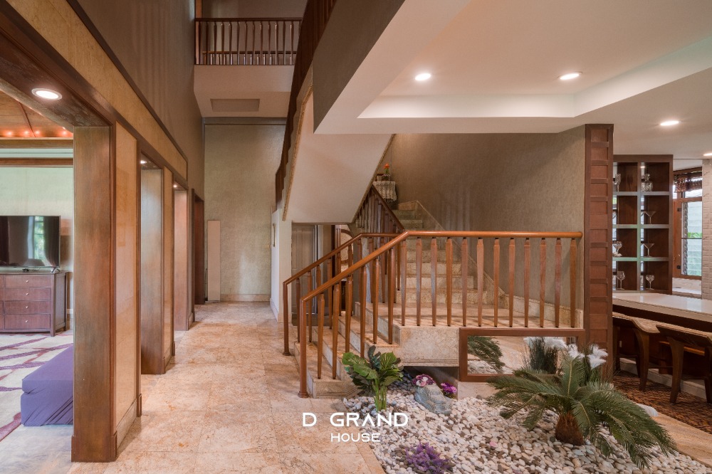 For RentHouseOnnut, Udomsuk : For Rent: Sansiri Village Sukhumvit 67, a super luxury home in the heart of the city, Soi Sukhumvit 67, a luxury home on a large plot of land on Sukhumvit Road.