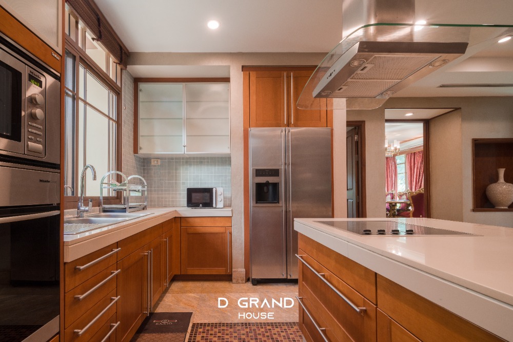 For RentHouseOnnut, Udomsuk : For Rent: Sansiri Village Sukhumvit 67, a super luxury home in the heart of the city, Soi Sukhumvit 67, a luxury home on a large plot of land on Sukhumvit Road.