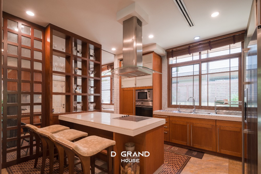 For RentHouseOnnut, Udomsuk : For Rent: Sansiri Village Sukhumvit 67, a super luxury home in the heart of the city, Soi Sukhumvit 67, a luxury home on a large plot of land on Sukhumvit Road.