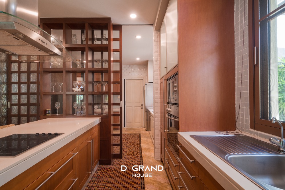 For RentHouseOnnut, Udomsuk : For Rent: Sansiri Village Sukhumvit 67, a super luxury home in the heart of the city, Soi Sukhumvit 67, a luxury home on a large plot of land on Sukhumvit Road.