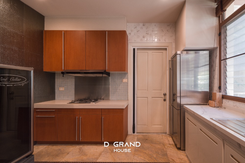 For RentHouseOnnut, Udomsuk : For Rent: Sansiri Village Sukhumvit 67, a super luxury home in the heart of the city, Soi Sukhumvit 67, a luxury home on a large plot of land on Sukhumvit Road.