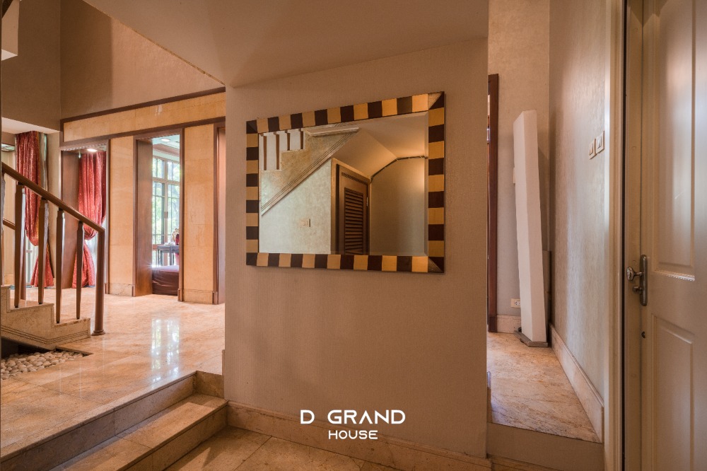 For RentHouseOnnut, Udomsuk : For Rent: Sansiri Village Sukhumvit 67, a super luxury home in the heart of the city, Soi Sukhumvit 67, a luxury home on a large plot of land on Sukhumvit Road.