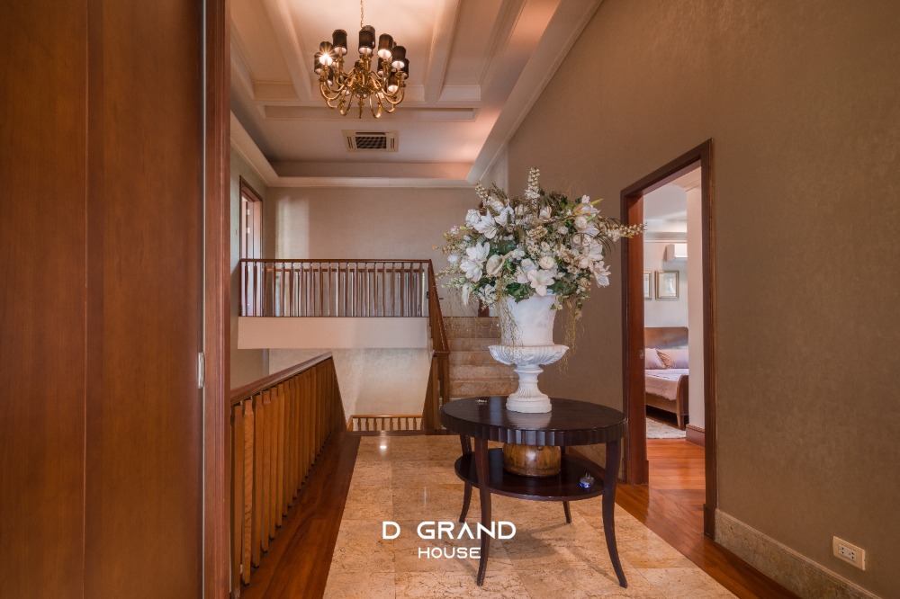 For RentHouseOnnut, Udomsuk : For Rent: Sansiri Village Sukhumvit 67, a super luxury home in the heart of the city, Soi Sukhumvit 67, a luxury home on a large plot of land on Sukhumvit Road.