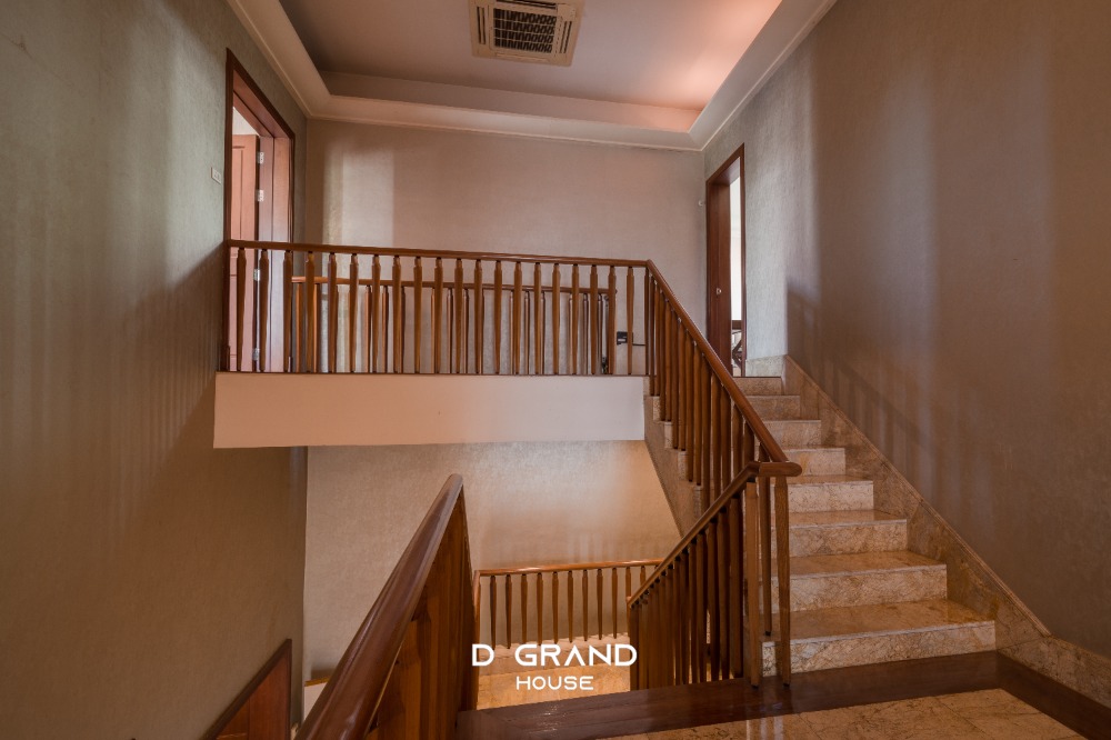 For RentHouseOnnut, Udomsuk : For Rent: Sansiri Village Sukhumvit 67, a super luxury home in the heart of the city, Soi Sukhumvit 67, a luxury home on a large plot of land on Sukhumvit Road.