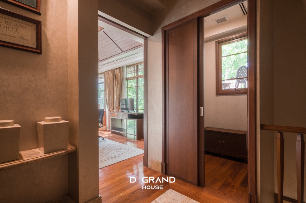 For RentHouseOnnut, Udomsuk : For Rent: Sansiri Village Sukhumvit 67, a super luxury home in the heart of the city, Soi Sukhumvit 67, a luxury home on a large plot of land on Sukhumvit Road.