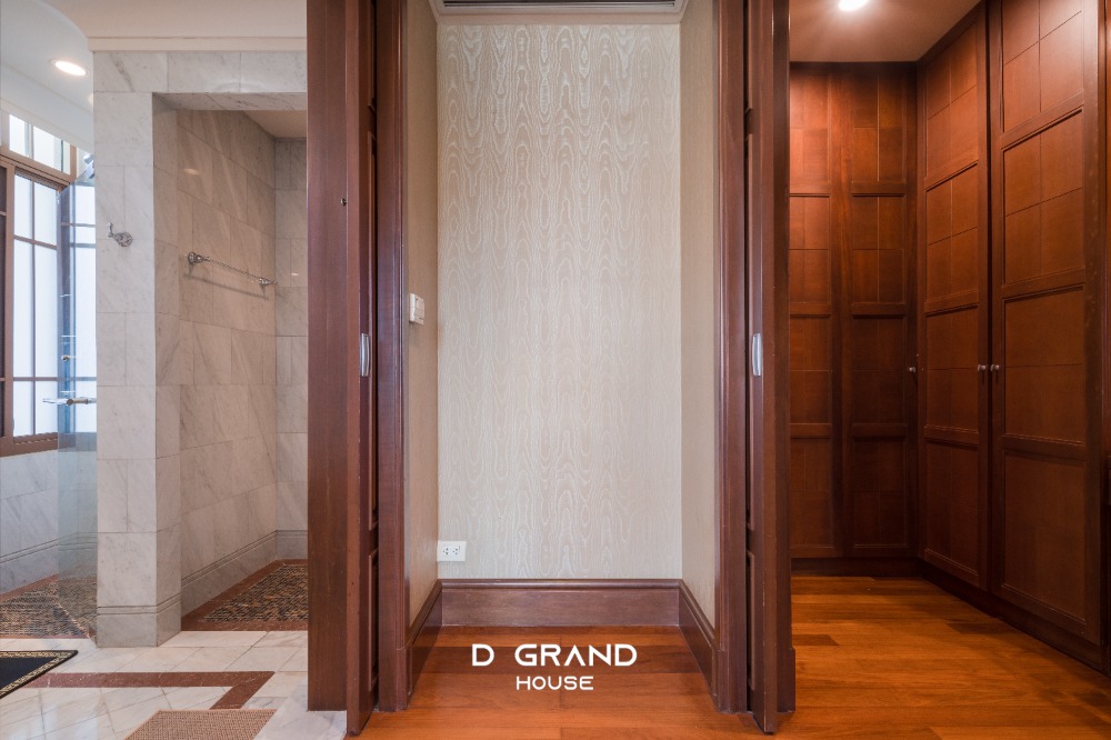 For RentHouseOnnut, Udomsuk : For Rent: Sansiri Village Sukhumvit 67, a super luxury home in the heart of the city, Soi Sukhumvit 67, a luxury home on a large plot of land on Sukhumvit Road.