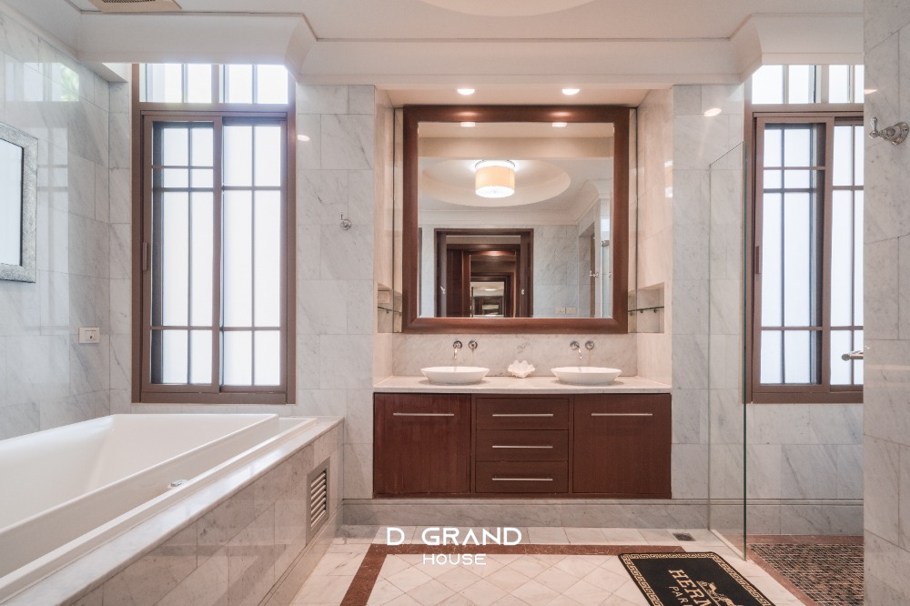 For RentHouseOnnut, Udomsuk : For Rent: Sansiri Village Sukhumvit 67, a super luxury home in the heart of the city, Soi Sukhumvit 67, a luxury home on a large plot of land on Sukhumvit Road.