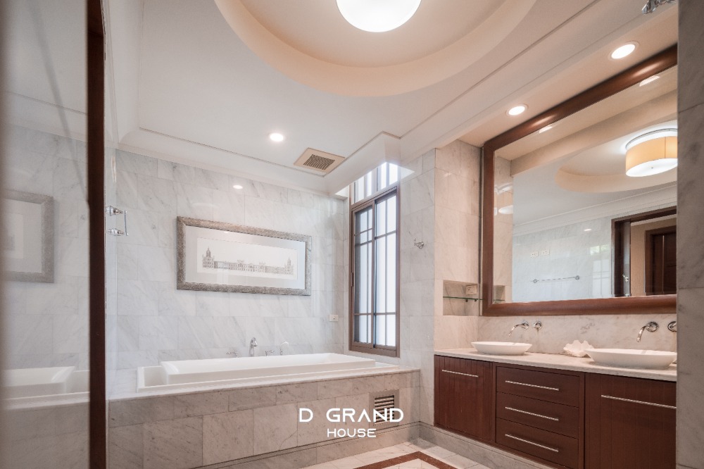 For RentHouseOnnut, Udomsuk : For Rent: Sansiri Village Sukhumvit 67, a super luxury home in the heart of the city, Soi Sukhumvit 67, a luxury home on a large plot of land on Sukhumvit Road.