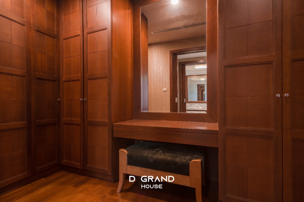 For RentHouseOnnut, Udomsuk : For Rent: Sansiri Village Sukhumvit 67, a super luxury home in the heart of the city, Soi Sukhumvit 67, a luxury home on a large plot of land on Sukhumvit Road.