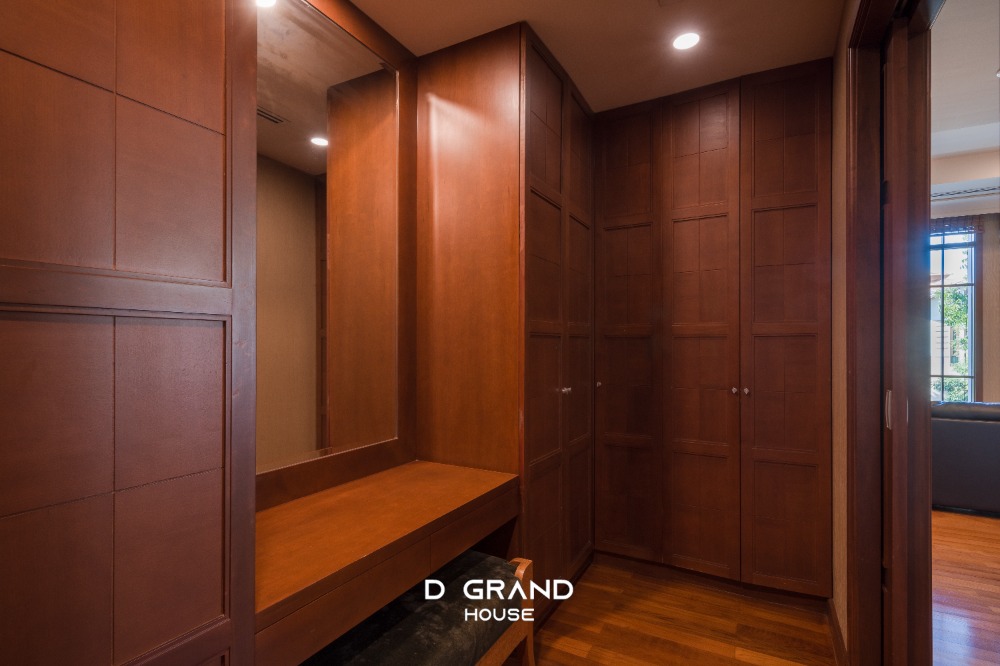 For RentHouseOnnut, Udomsuk : For Rent: Sansiri Village Sukhumvit 67, a super luxury home in the heart of the city, Soi Sukhumvit 67, a luxury home on a large plot of land on Sukhumvit Road.