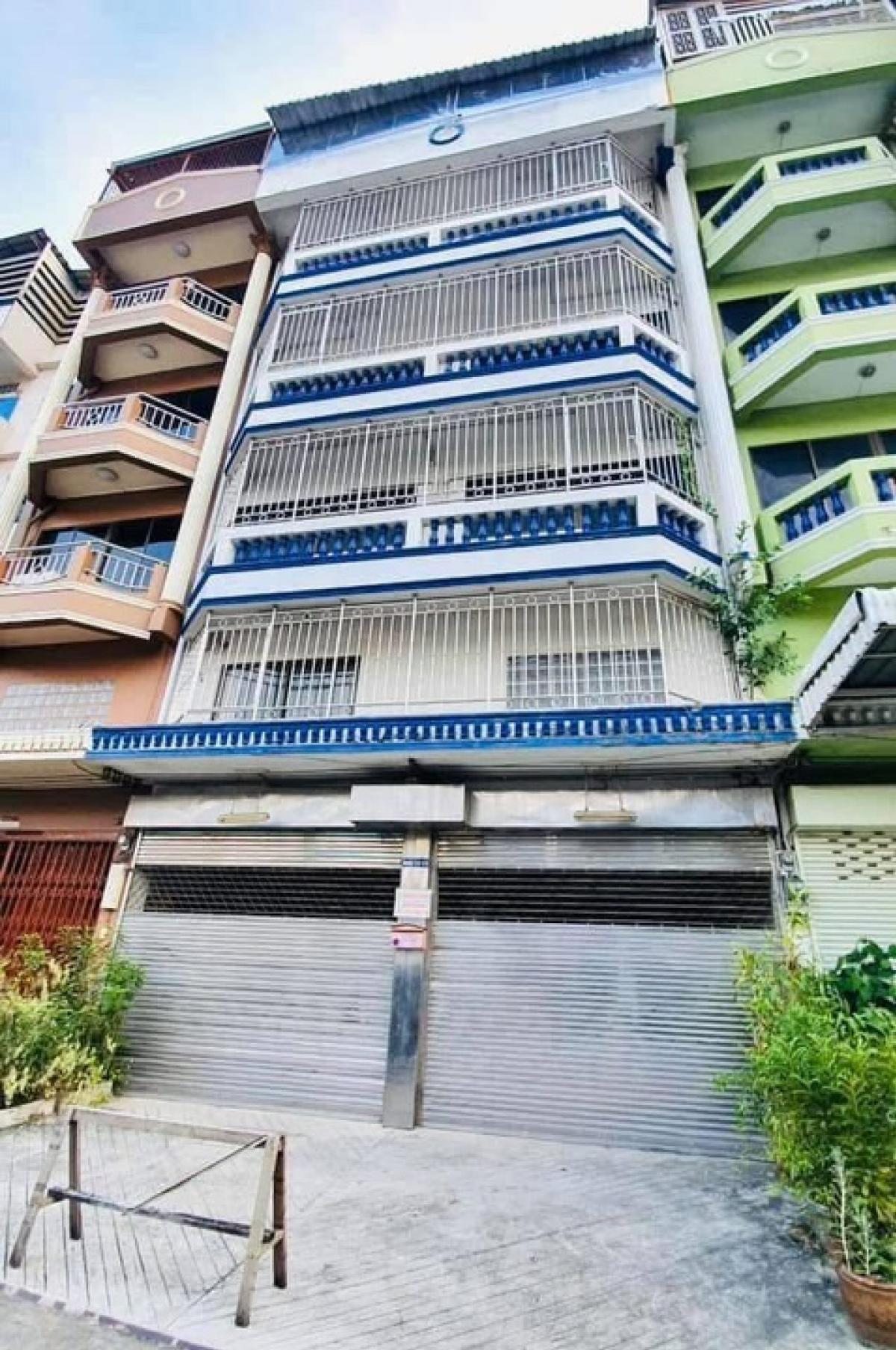 For RentShop HouseWongwianyai, Charoennakor : Rent a 2 -story commercial building, 6 -story Charoen Nakhon 62, Bukkho intersection, good location, big building, can do a variety of businesses