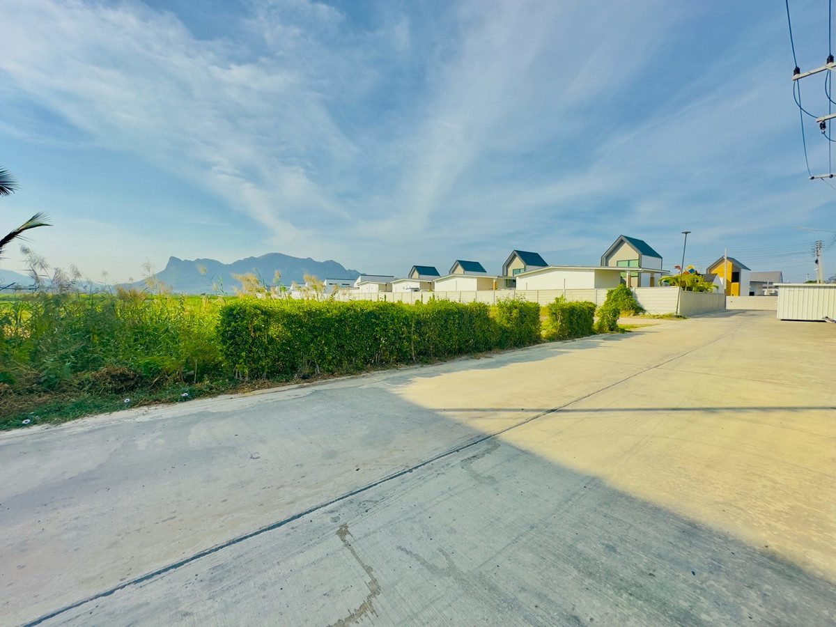 ขายที่ดินชะอำ เพชรบุรี : ขายต่ำกว่าราคาประเมิน ที่ดินแปลงใหญ่ วิวภูเขา ใกล้หาดชะอำ เนื้อทึ่ 16-1-84 ไร่ ถนนเพชรเกษม ตำบลชะอำ อำเภอชะอำ จังหวัดเพชรบบุรี