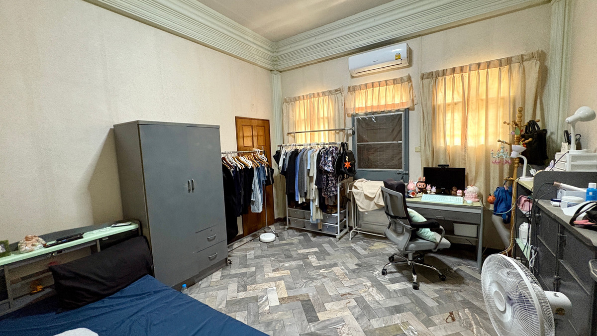 For SaleHome OfficeChokchai 4, Ladprao 71, Ladprao 48, : Home Office 3 floors, high ceiling with warehouse, 89 sq.w., Satriwitthaya 2 Road, Soi 25, accessible from many routes in the heart of Lat Phrao and along the Ekkamai-Ram Intra Expressway