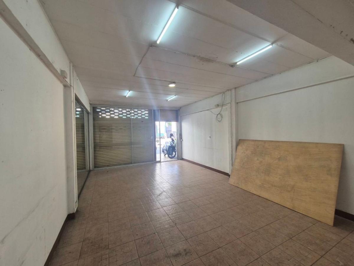 For RentShop HouseRatchadapisek, Huaikwang, Suttisan : 💥For rent, 1st floor shophouse, Ratchada 32, width 4 meters, depth 10.5 meters💥