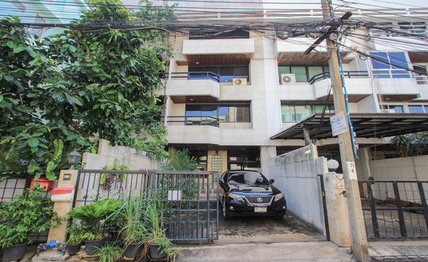 ขายทาวน์โฮมสุขุมวิท อโศก ทองหล่อ : ขาย Townhouse ในย่านทองหล่อ (5 ห้องนอน 4 ห้องน้ำ)
