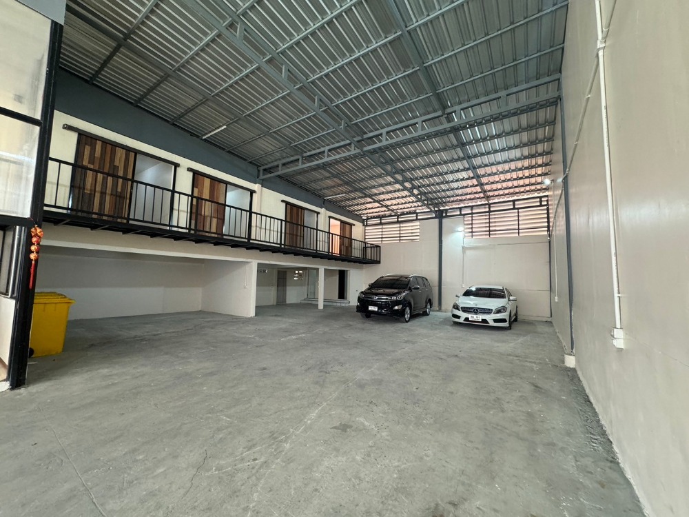For RentWarehouseRatchadapisek, Huaikwang, Suttisan : A newly renovate warehouse with an office in the Ratchada area, near the Chinese Embassy and shopping malls ** NO CO-AGENT **