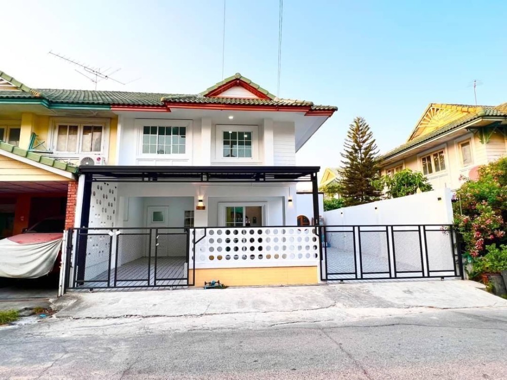 For SaleTownhomePathum Thani,Rangsit, Thammasat : 📍Beautifully decorated semi-detached house ready to move in, Pruksa Village 12, Rangsit-Khlong 3, near Future Park Rangsit, with multiple entry and exit routes.