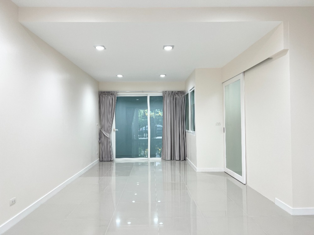 ขายทาวน์โฮมโชคชัย4 ลาดพร้าว71 : ขาย ทาวน์โฮม 3 ชั้น สเปซ ลาดพร้าว 80 - เหม่งจ๋าย รีโนเวตใหม่หมด หลังมุม ใกล้ รร.นานาชาติรีเจ้นท์