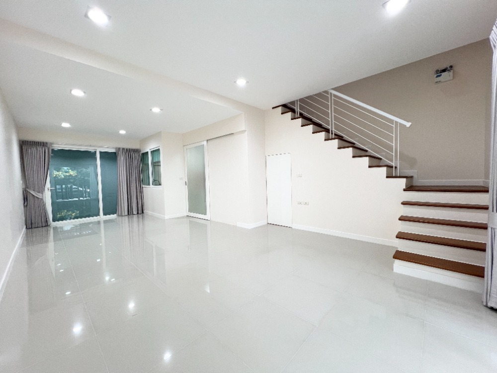 ขายทาวน์โฮมโชคชัย4 ลาดพร้าว71 : ขาย ทาวน์โฮม 3 ชั้น สเปซ ลาดพร้าว 80 - เหม่งจ๋าย รีโนเวตใหม่หมด หลังมุม ใกล้ รร.นานาชาติรีเจ้นท์