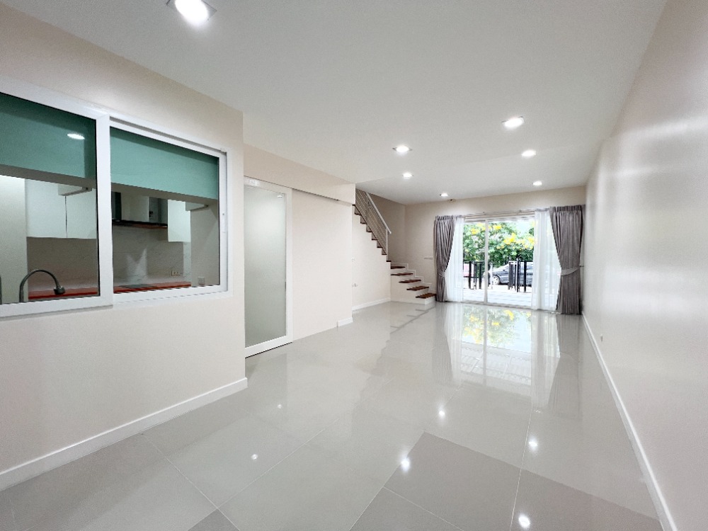 ขายทาวน์โฮมโชคชัย4 ลาดพร้าว71 : ขาย ทาวน์โฮม 3 ชั้น สเปซ ลาดพร้าว 80 - เหม่งจ๋าย รีโนเวตใหม่หมด หลังมุม ใกล้ รร.นานาชาติรีเจ้นท์