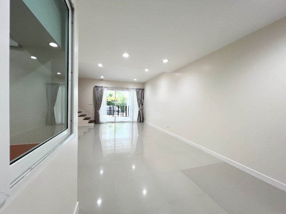 ขายทาวน์โฮมโชคชัย4 ลาดพร้าว71 : ขาย ทาวน์โฮม 3 ชั้น สเปซ ลาดพร้าว 80 - เหม่งจ๋าย รีโนเวตใหม่หมด หลังมุม ใกล้ รร.นานาชาติรีเจ้นท์