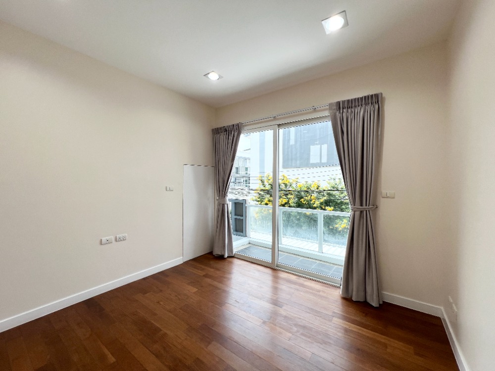 ขายทาวน์โฮมโชคชัย4 ลาดพร้าว71 : ขาย ทาวน์โฮม 3 ชั้น สเปซ ลาดพร้าว 80 - เหม่งจ๋าย รีโนเวตใหม่หมด หลังมุม ใกล้ รร.นานาชาติรีเจ้นท์