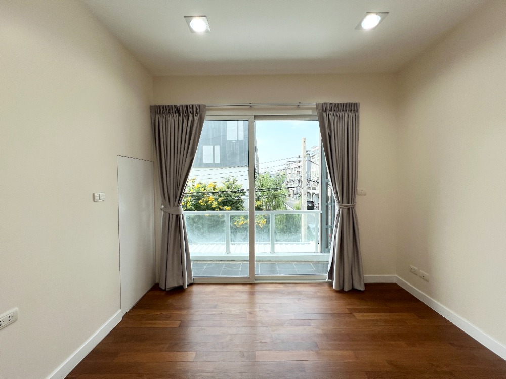 ขายทาวน์โฮมโชคชัย4 ลาดพร้าว71 : ขาย ทาวน์โฮม 3 ชั้น สเปซ ลาดพร้าว 80 - เหม่งจ๋าย รีโนเวตใหม่หมด หลังมุม ใกล้ รร.นานาชาติรีเจ้นท์